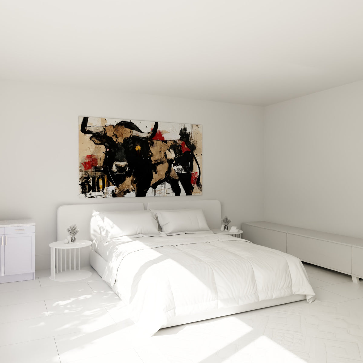 Puissante tête de taureau noir et ocre accrochée au-dessus d'un lit dans une chambre claire