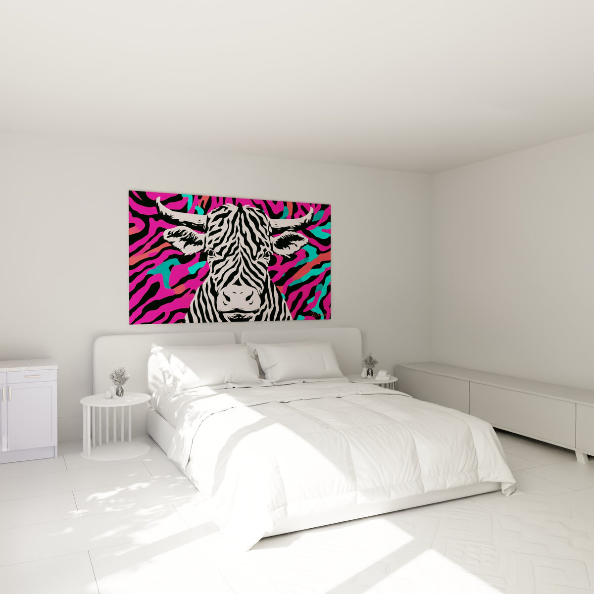 Silhouette de taureau zébrée rose et turquoise au-dessus d'un lit dans une chambre claire