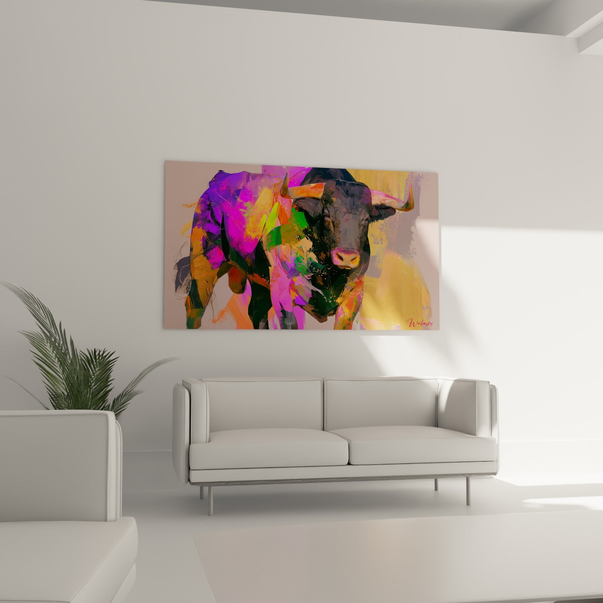 Silhouette animale violette et fauve du taureau accrochée au-dessus d'un canapé dans un salon lumineux