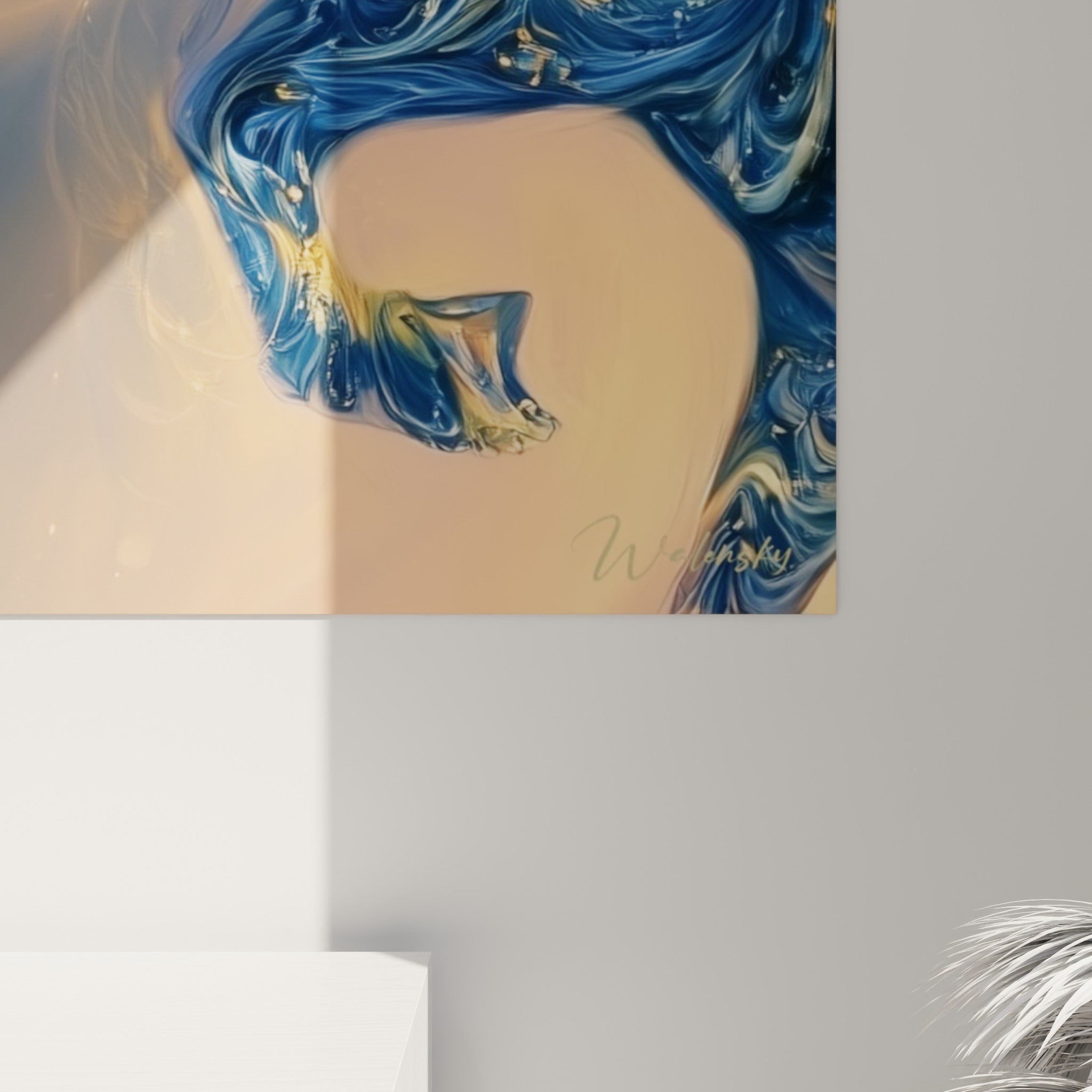 Détail des empâtements dorés et des volutes bleu nuit sur la matière imprimée de l'œuvre