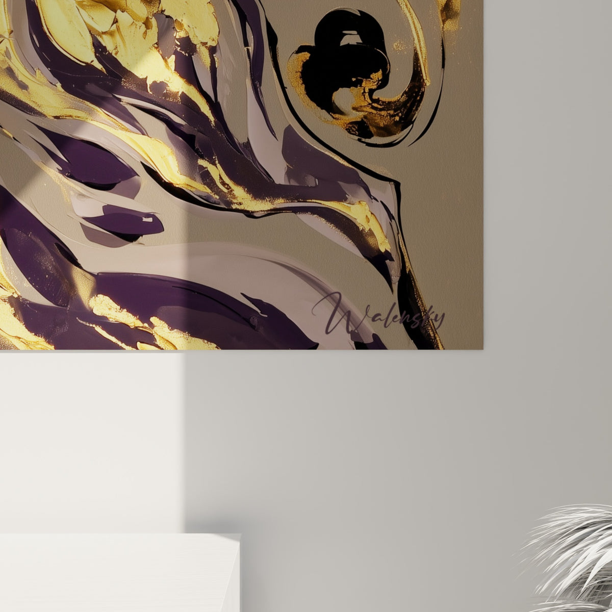 Reflets dorés et coulures violettes se mêlant sur la toile, matière brillante et texture marbrée visible de près