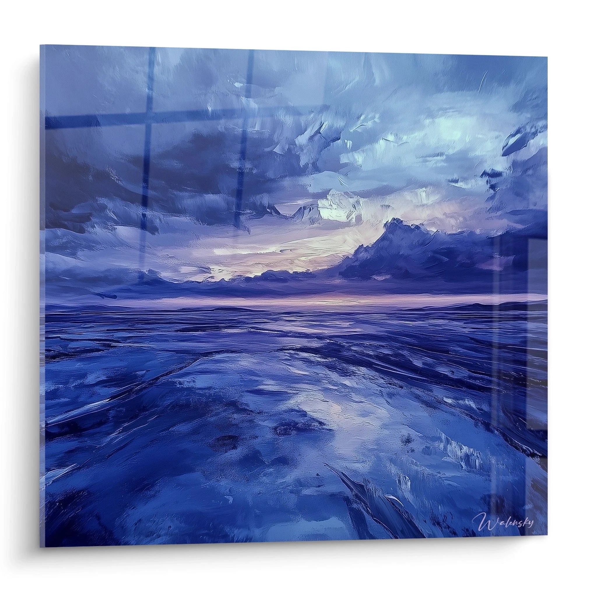 Un tableau mer représentant un vaste océan bleu profond sous un ciel nuageux, avec une percée de lumière rose pâle à l'horizon. Les vagues texturées aux reflets nacrés créent une surface dynamique avec des coups de pinceau expressifs.