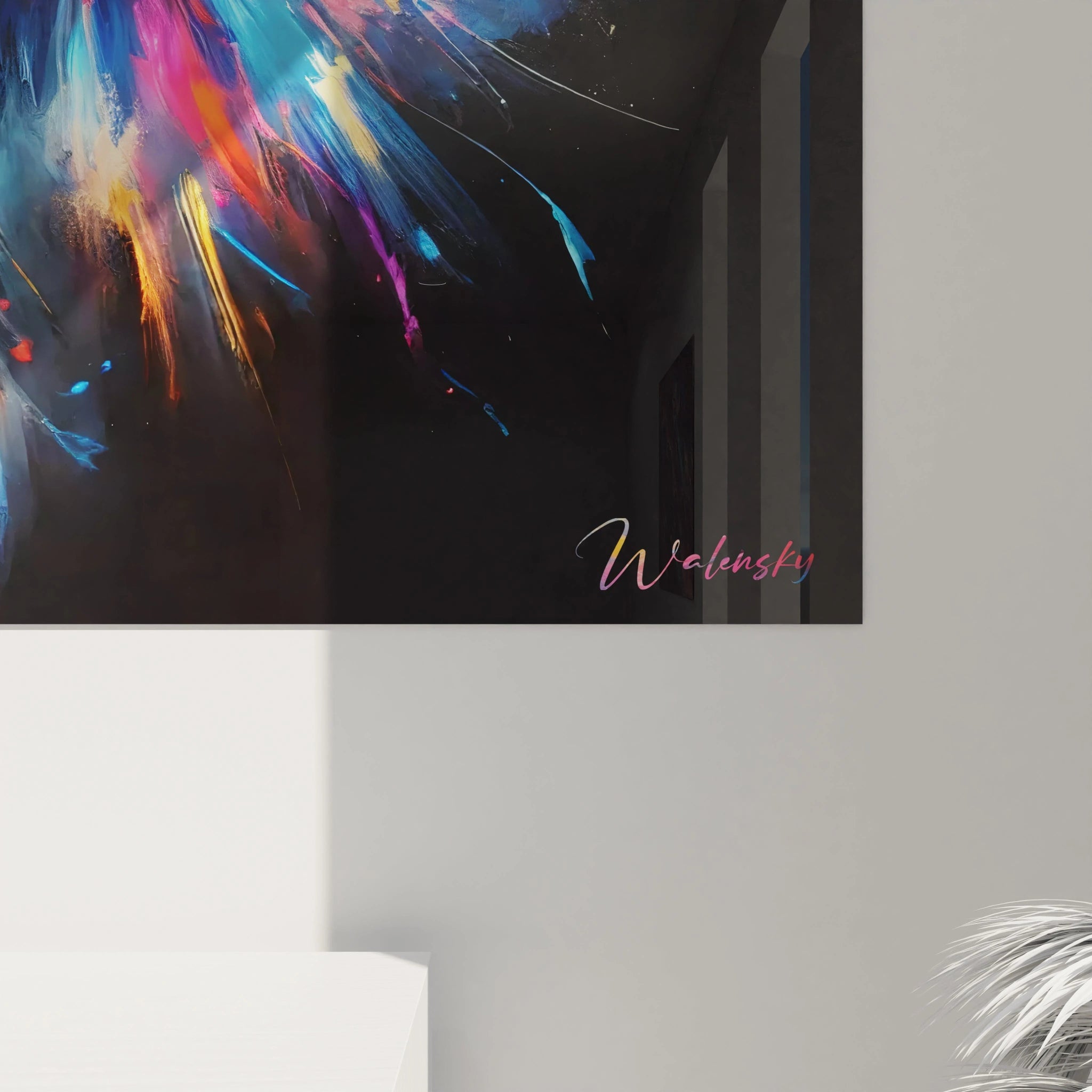 Plongez dans les détails du tableau perroquet avec ce gros plan. Les nuances de bleu, orange, rose et jaune éclatent sur fond noir, créant une impression de mouvement et de liberté inégalée.