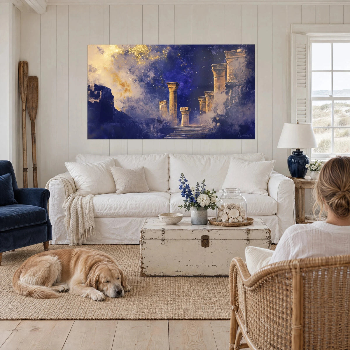 Cuadro de columnas jeroglíficas bajo un cielo índigo y dorado, escalinata de piedra, retriever tumbado, encima de un sofá en un salón luminoso