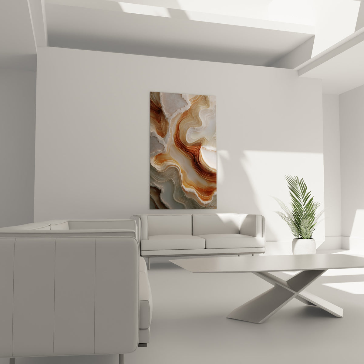 Strates brunes et blanches d'agate sculptée au-dessus d'un canapé dans un salon lumineux