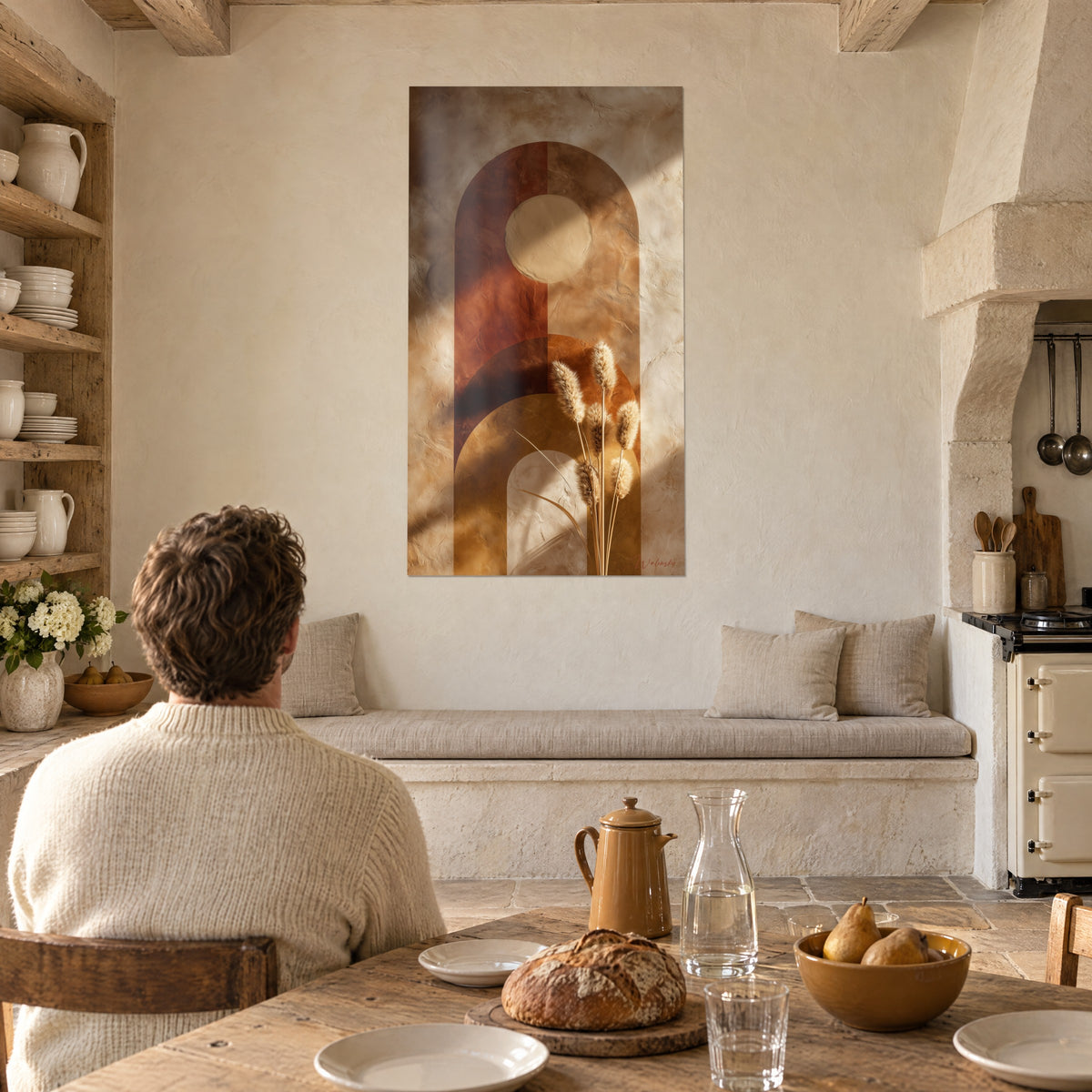 Gemälde Lehmfresko mit Bögen in Sienna und Ocker, goldenes Pampasgras in Blüte, ein Mann von hinten am Tisch, Küche aus Stein