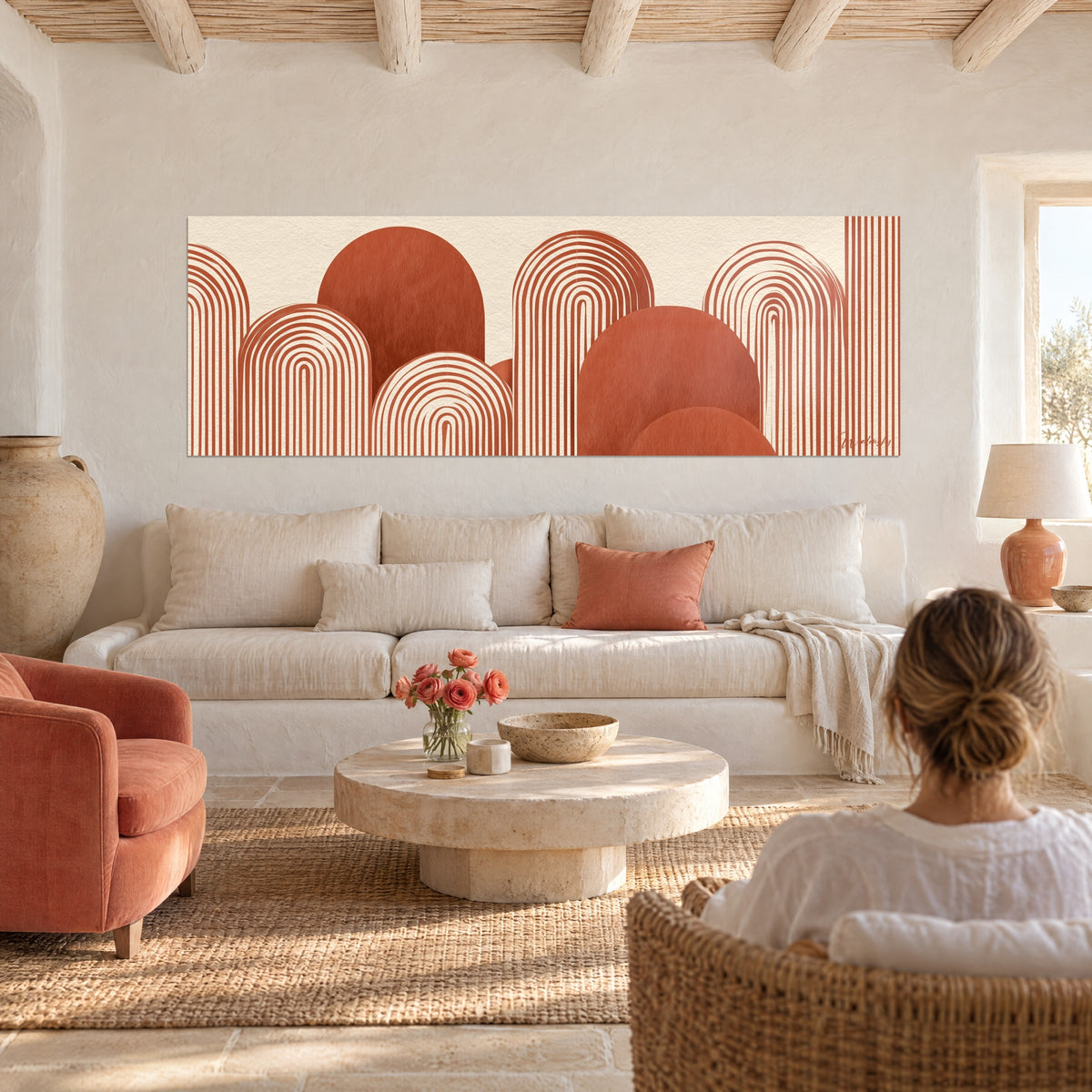 Tableau arches concentriques brique sur fond crème, demi-disques ocre, au-dessus d'un canapé dans un salon lumineux