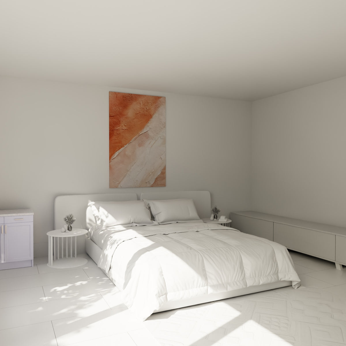 Diagonale terracotta et crème sculptée en relief, accrochée au-dessus d'un lit dans une chambre claire