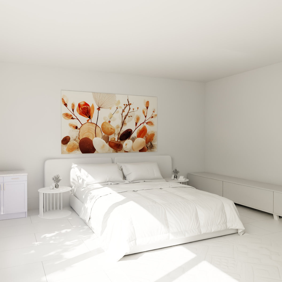 Fleurs séchées orangées et galets terracotta délicatement peints, au-dessus d'un lit dans une chambre claire
