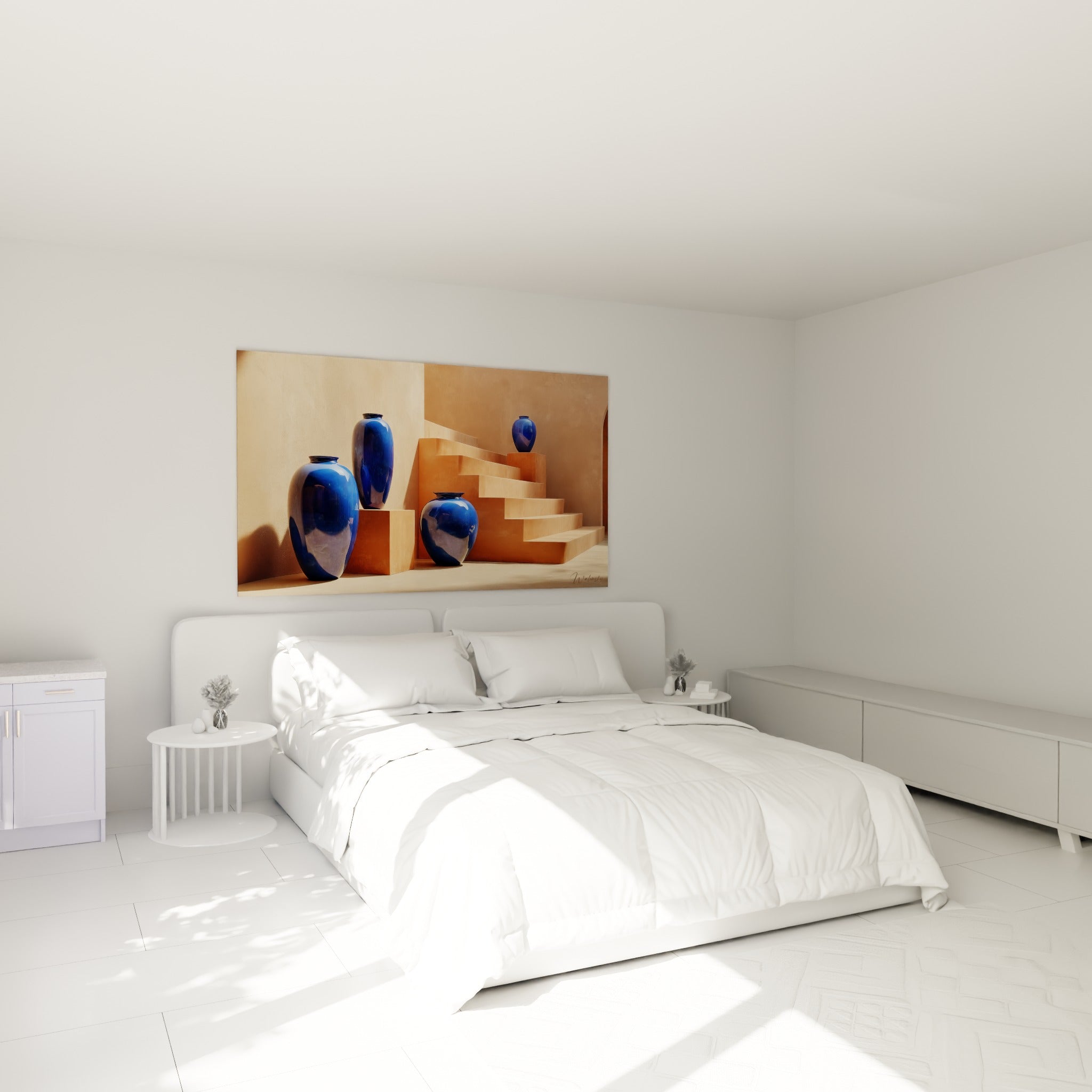 Vases bleu marine et ocre terracotta peints au-dessus d'un lit dans une chambre claire baignée de lumière
