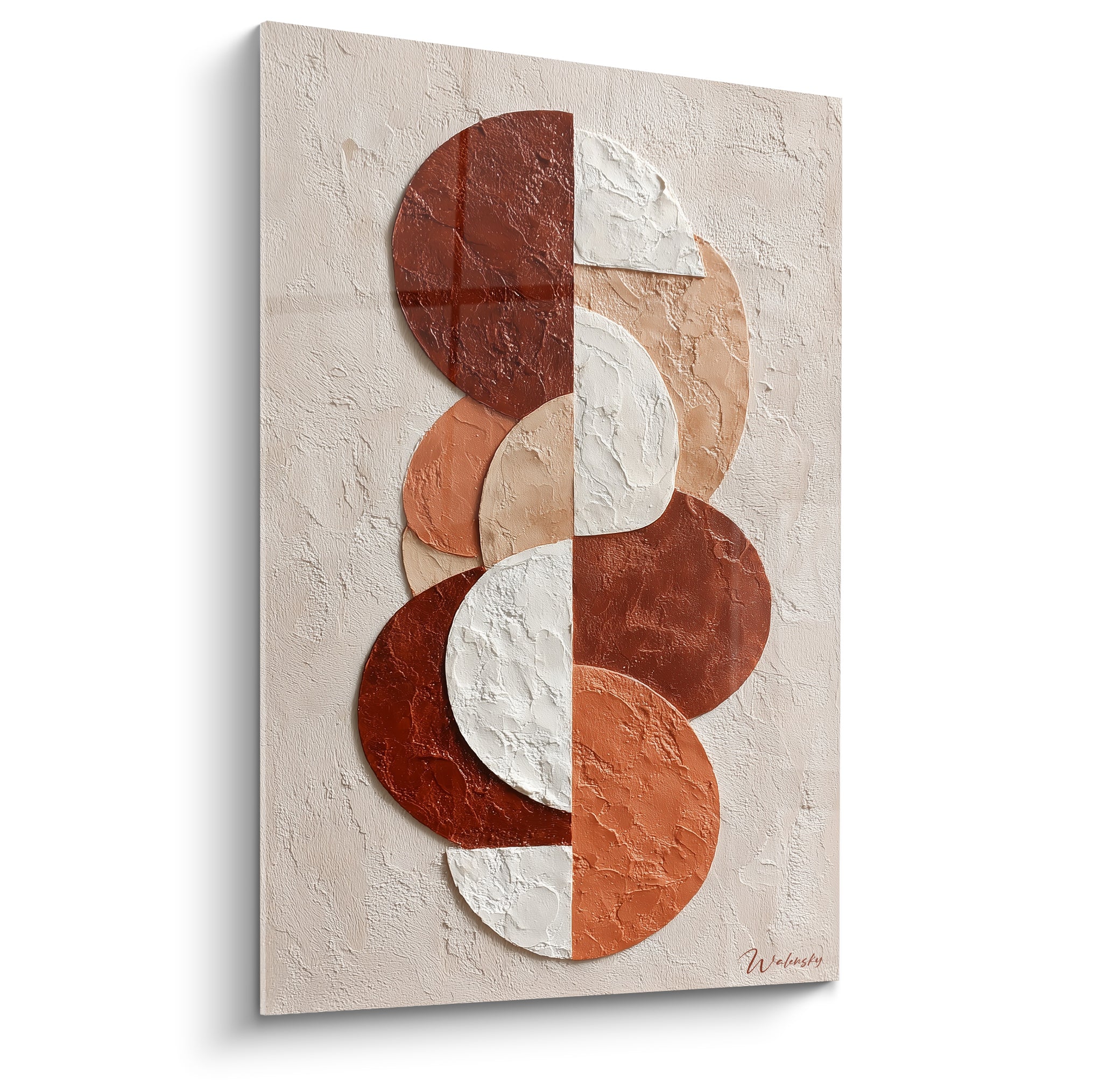 Cercles empilés en terracotta, blanc texturé et ocre formant une composition abstraite verticale