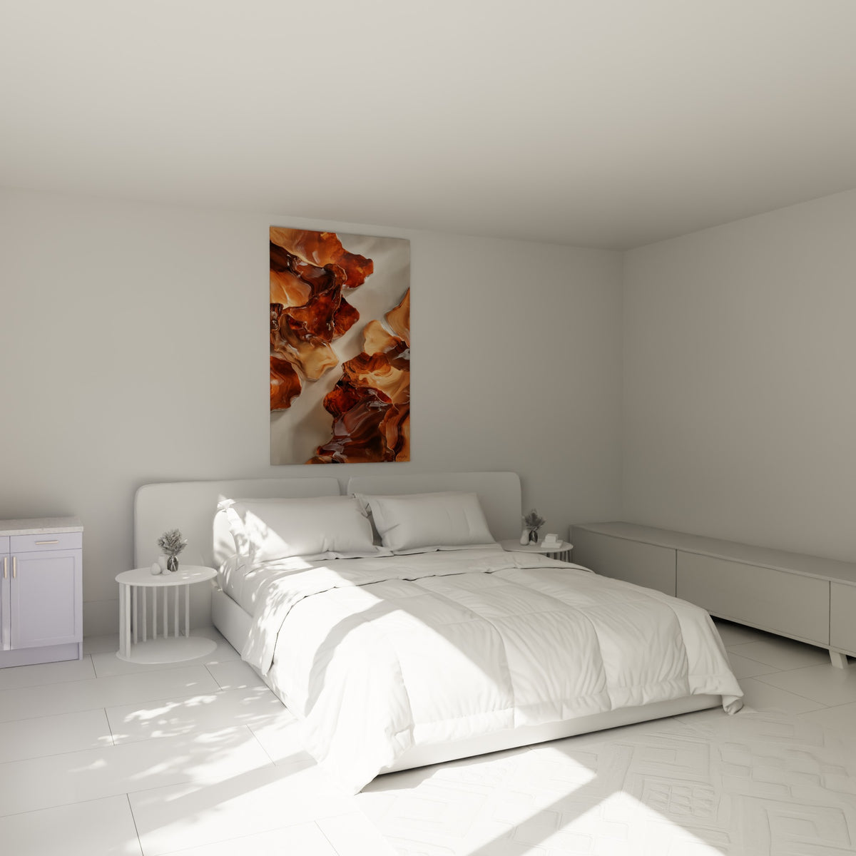 Coulées minérales terracotta et ambre accrochées au-dessus d'un lit dans une chambre claire