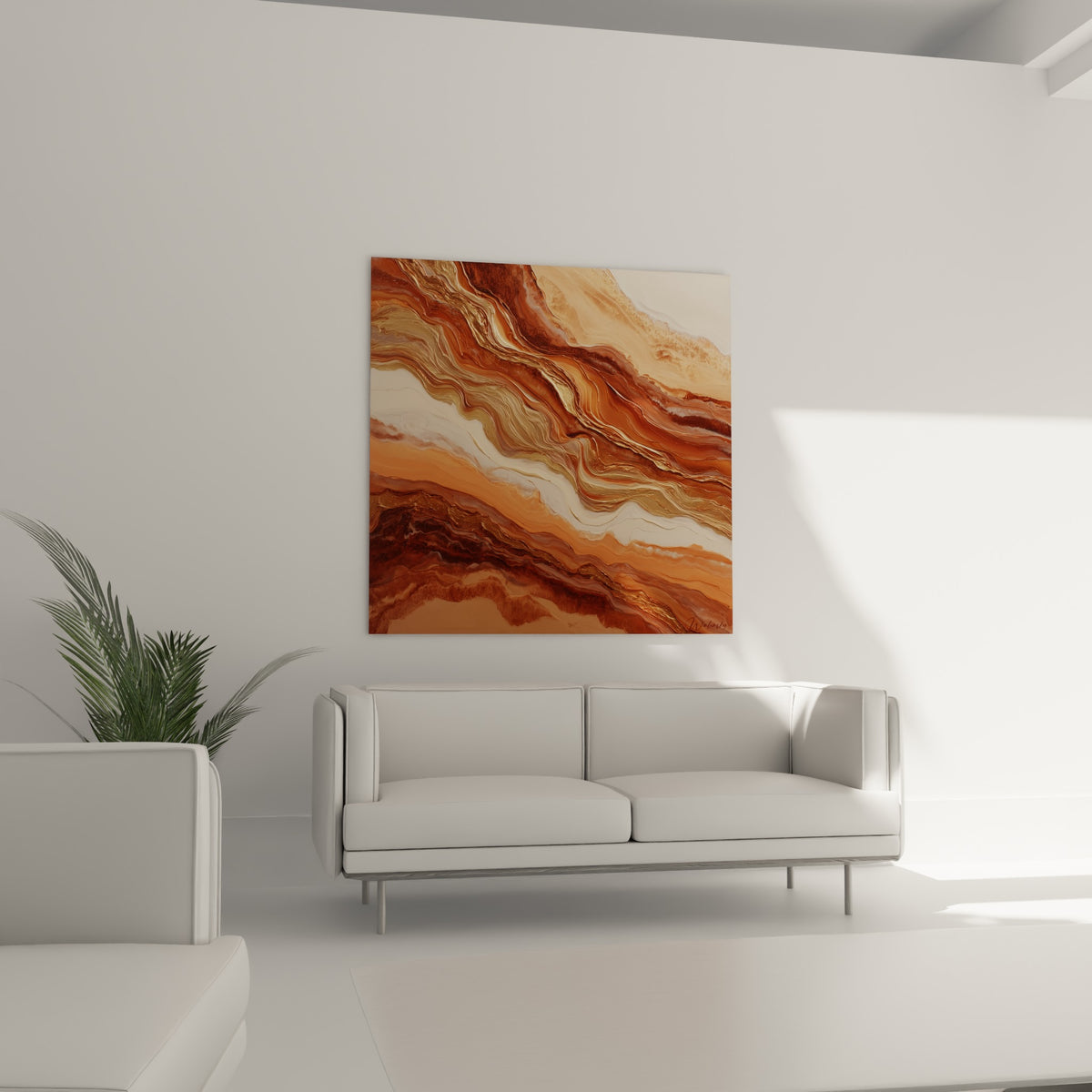 Coulées terracotta et brun cuivré aux filaments dorés au-dessus d'un canapé dans un salon lumineux