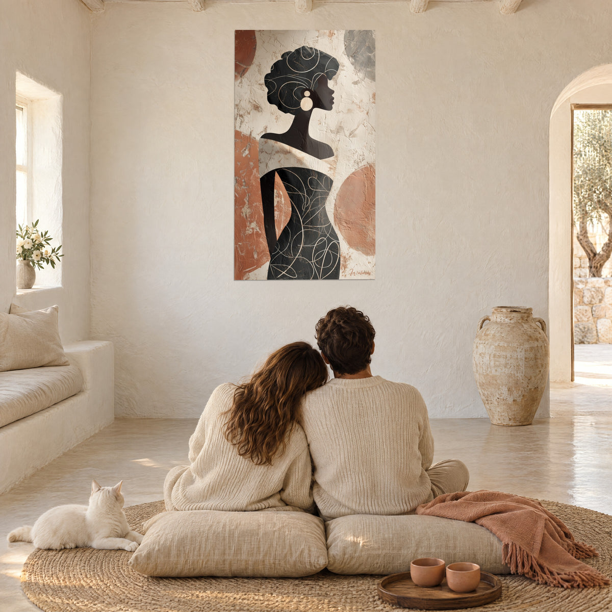 Tableau élégante silhouette ébène sur fond de crépi crème et cercles cuivrés, regardée par un couple de dos et un chat blanc