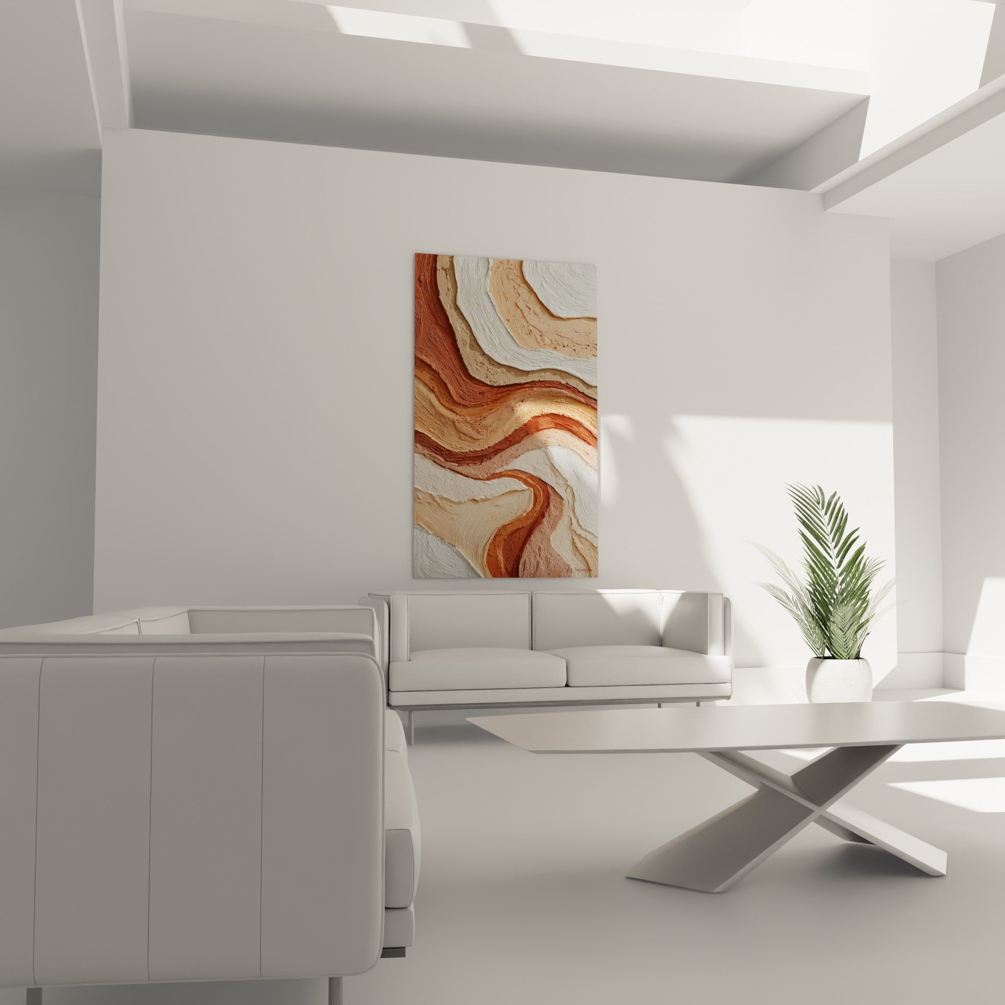 Courbes brique et beige sculptées en couches minérales, accrochées au-dessus d'un canapé dans un salon lumineux