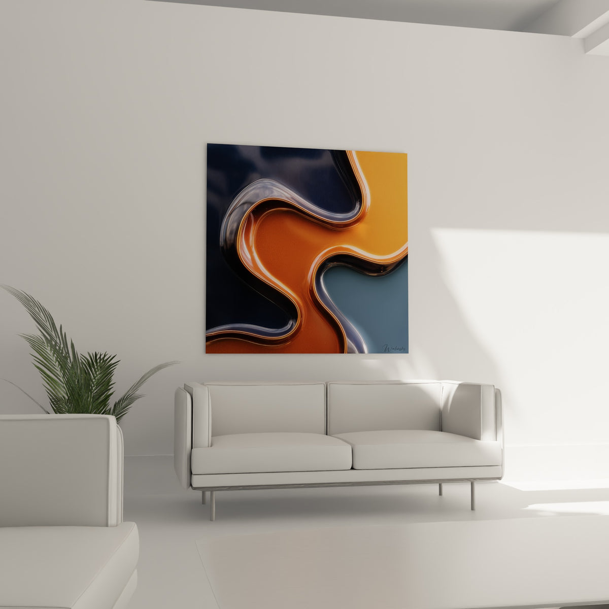 Mouvement sinueux orange et bleu marine de l'œuvre Terracotta au-dessus d'un canapé dans un salon lumineux