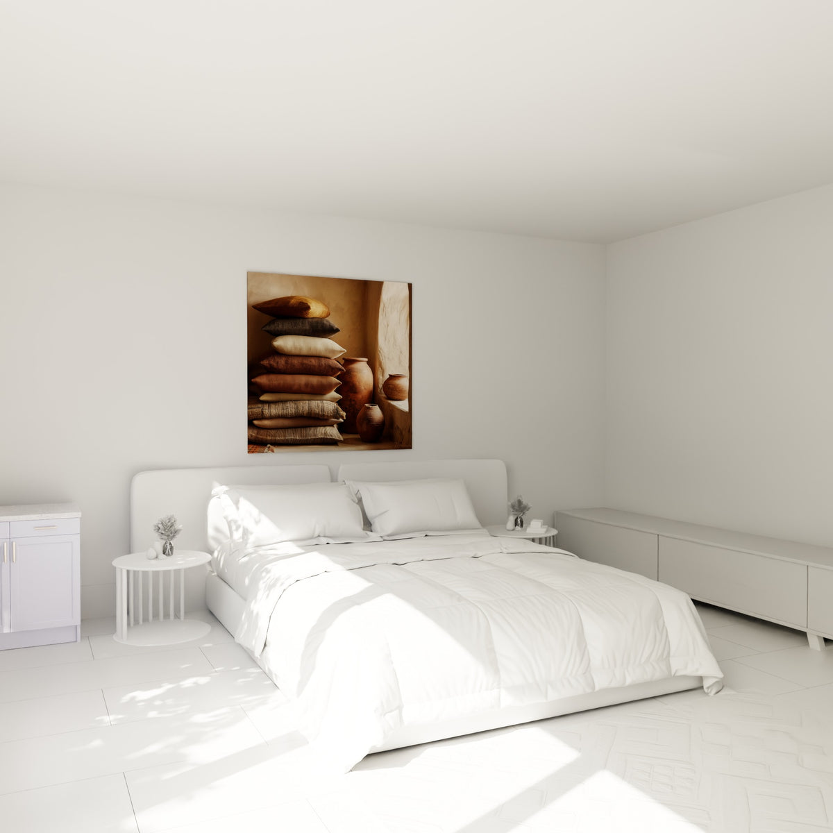 Coussins ocre et jarres en terre cuite peints au-dessus d'un lit dans une chambre claire