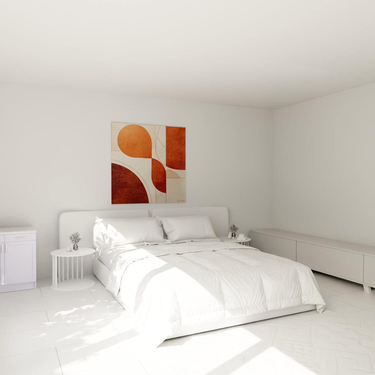 Formes géométriques ocre et brique se fondant en dégradé, accrochées au-dessus d'un lit dans une chambre claire