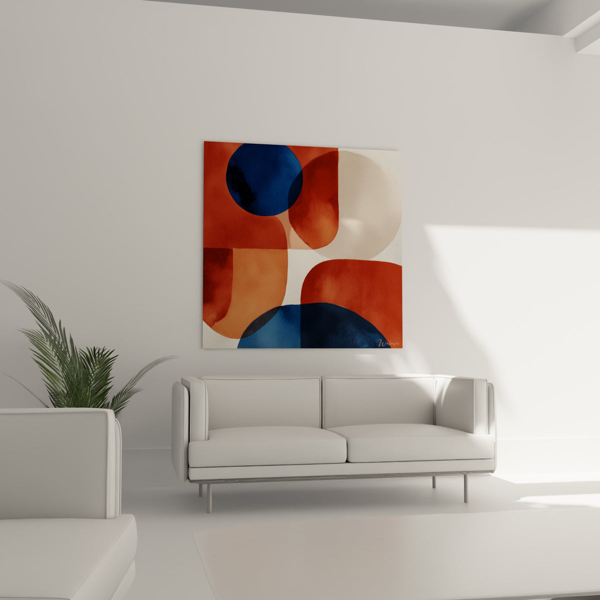 Demi-lunes ocre et bleu profond formant une composition abstraite au-dessus d'un canapé dans un salon lumineux