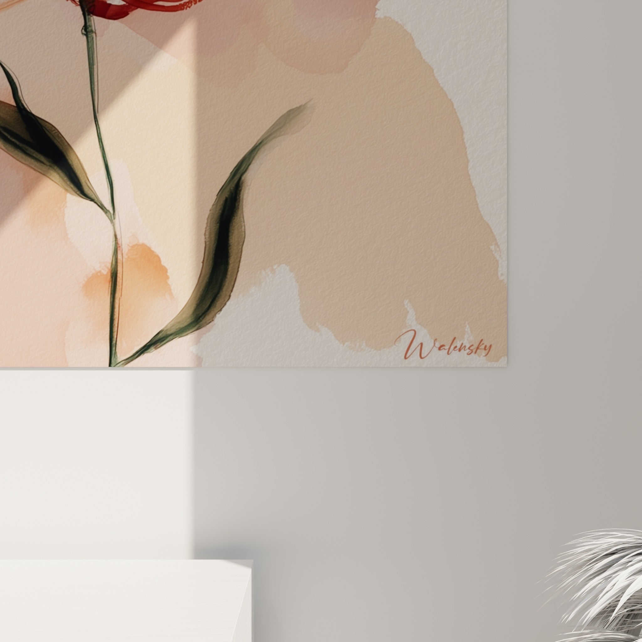 Détail des pétales aquarelle rouge et rose poudré avec les fines coulures dorées du cercle en arrière-plan