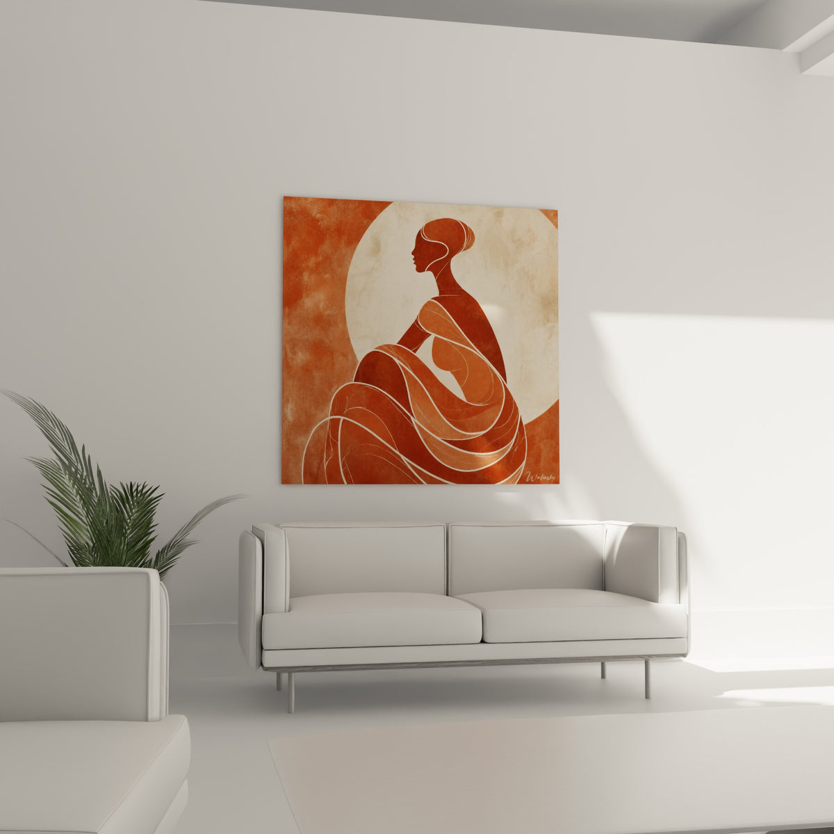 Figure féminine terracotta enveloppée d'un tissu ondulant sable, au-dessus d'un canapé dans un salon lumineux