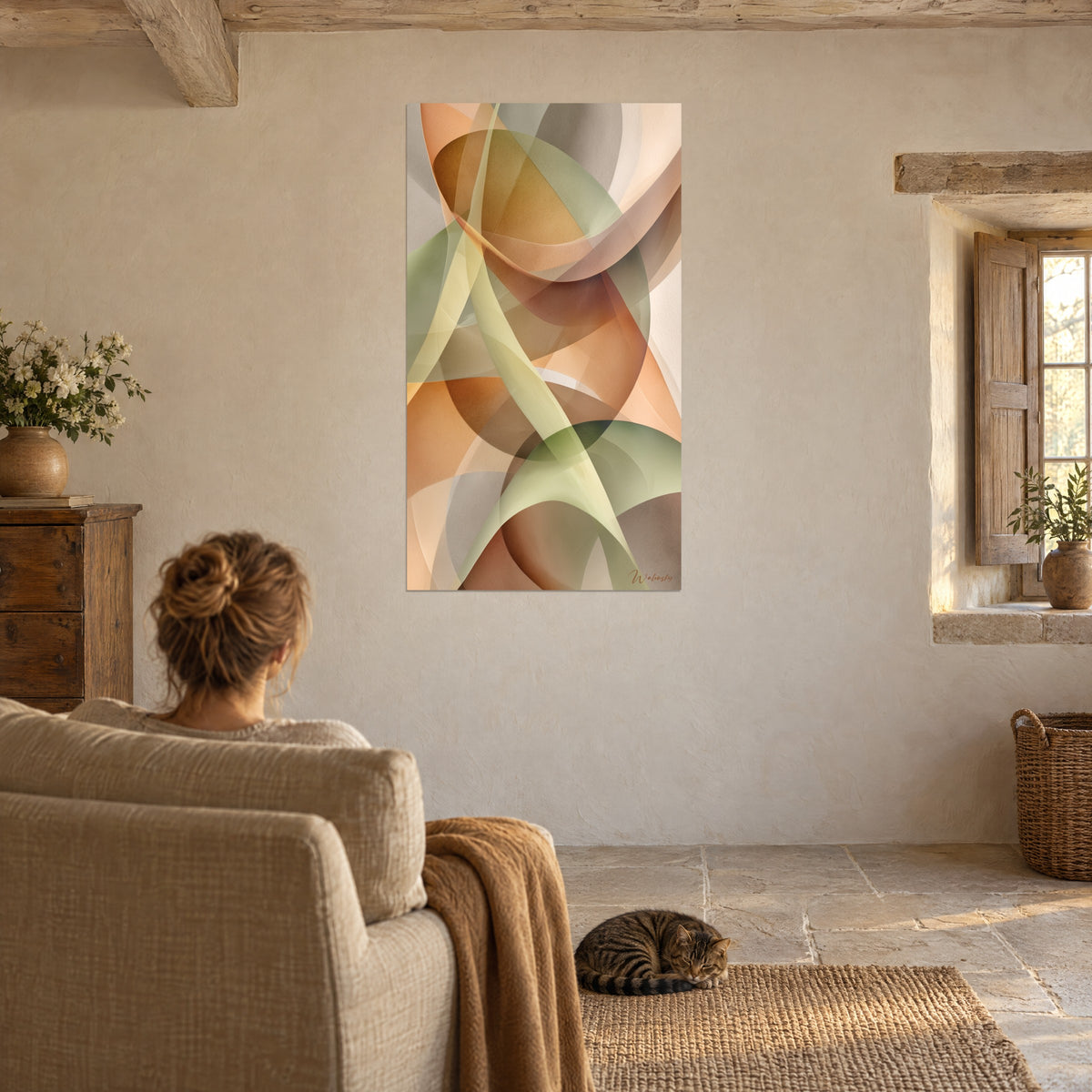 Tableau entrelacs d'ellipses orange brûlé et vert amande, femme de dos dans un fauteuil, chat tabby couché, salon en pierre