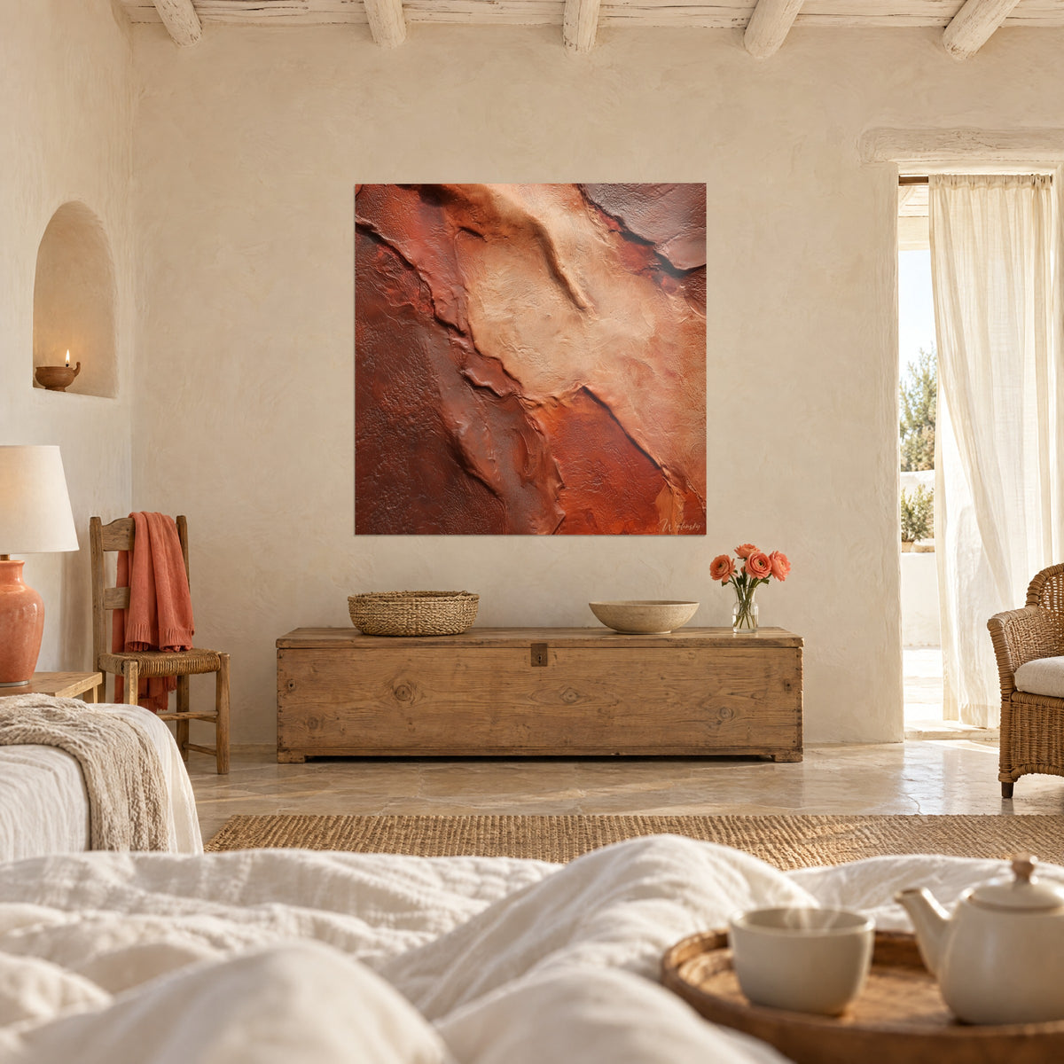 Tableau canyon de pierre brun cuivré et sable doré, matière pâteuse et fendillée, au-dessus d'un lit dans une chambre claire