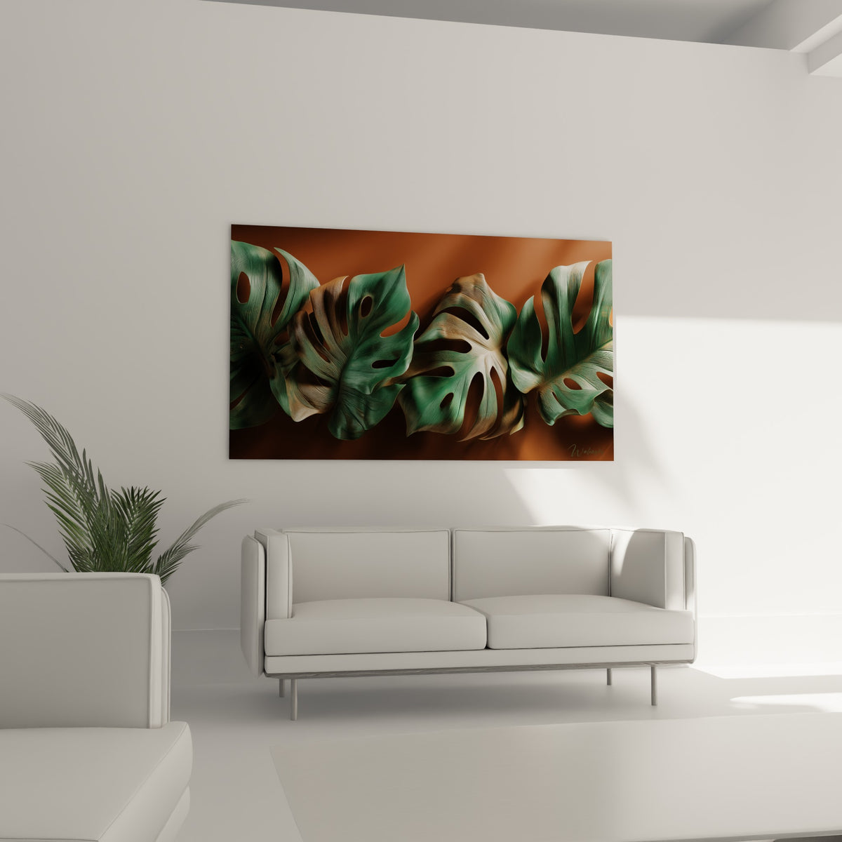 Feuillage tropical vert et ocre aux nervures détaillées, accroché au-dessus d'un canapé dans un salon lumineux.