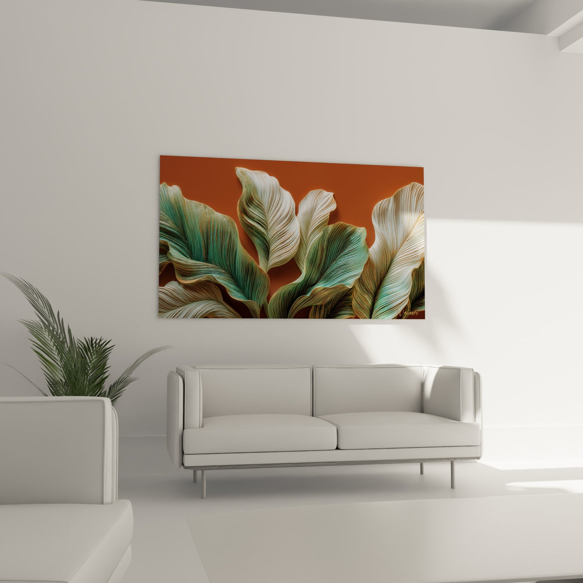 Larges feuilles nervurées blanches et vert olive au-dessus d'un canapé dans un salon lumineux