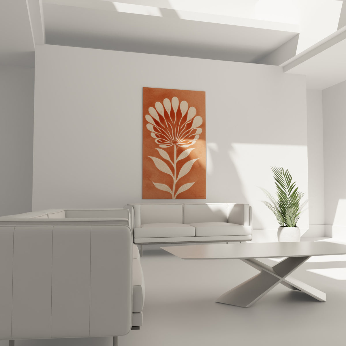 Fleur stylisée ocre et crème aux traits fins, accrochée au-dessus d'un canapé dans un salon lumineux