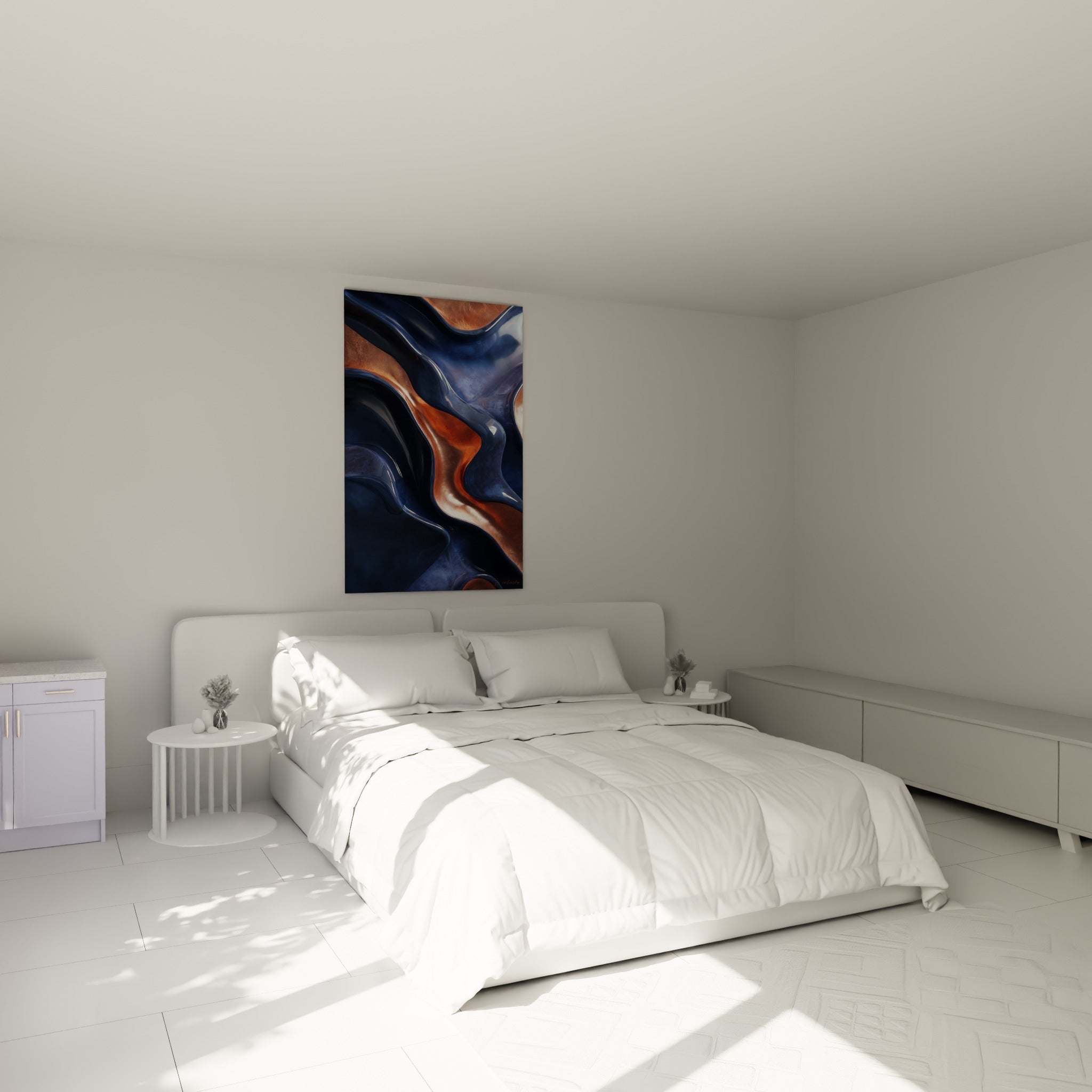 Vagues fluides terracotta et bleu nuit accrochées au-dessus d'un lit dans une chambre claire
