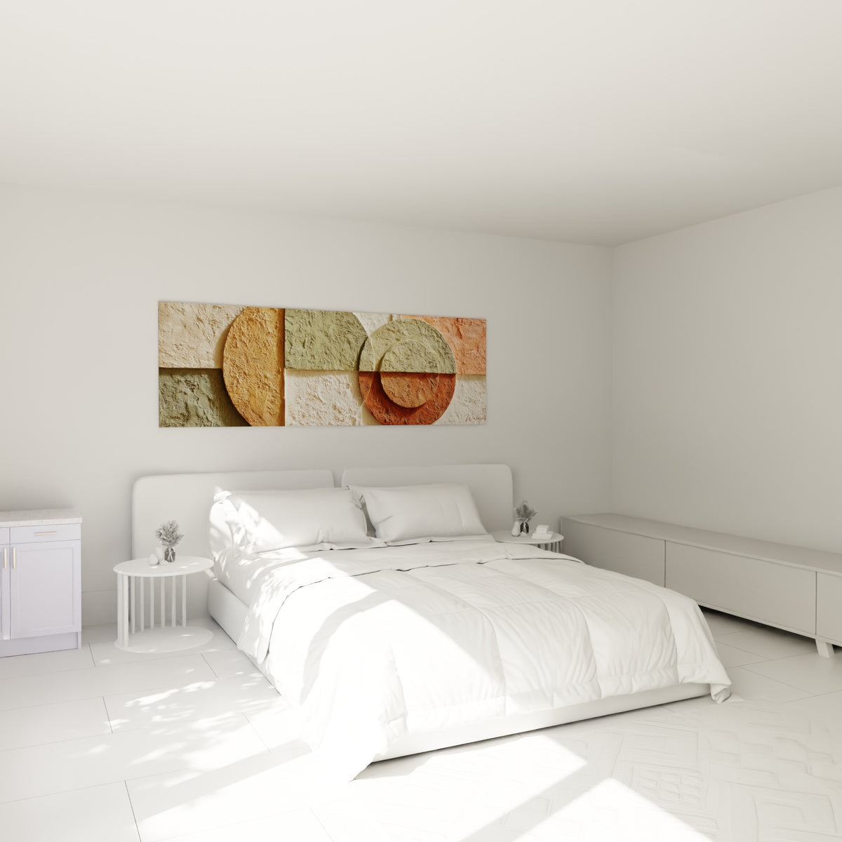 Formes circulaires ocre et olive en relief, tableau accroché au-dessus d'un lit dans une chambre claire