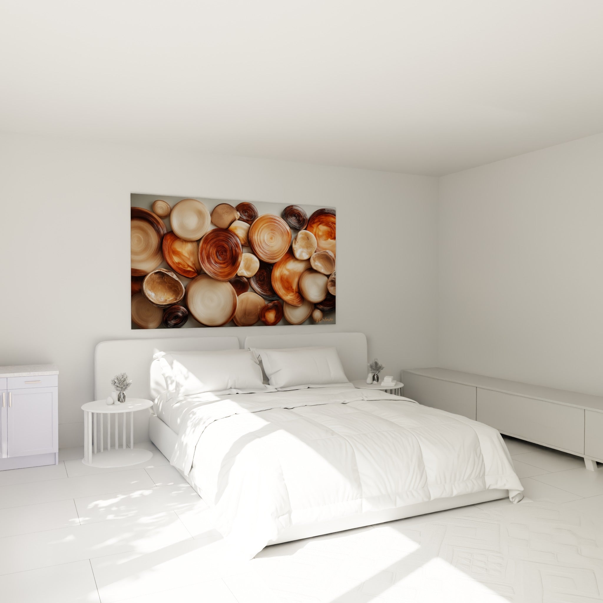 Formes circulaires ocre et beige aux motifs concentriques accrochées au-dessus d'un lit dans une chambre claire