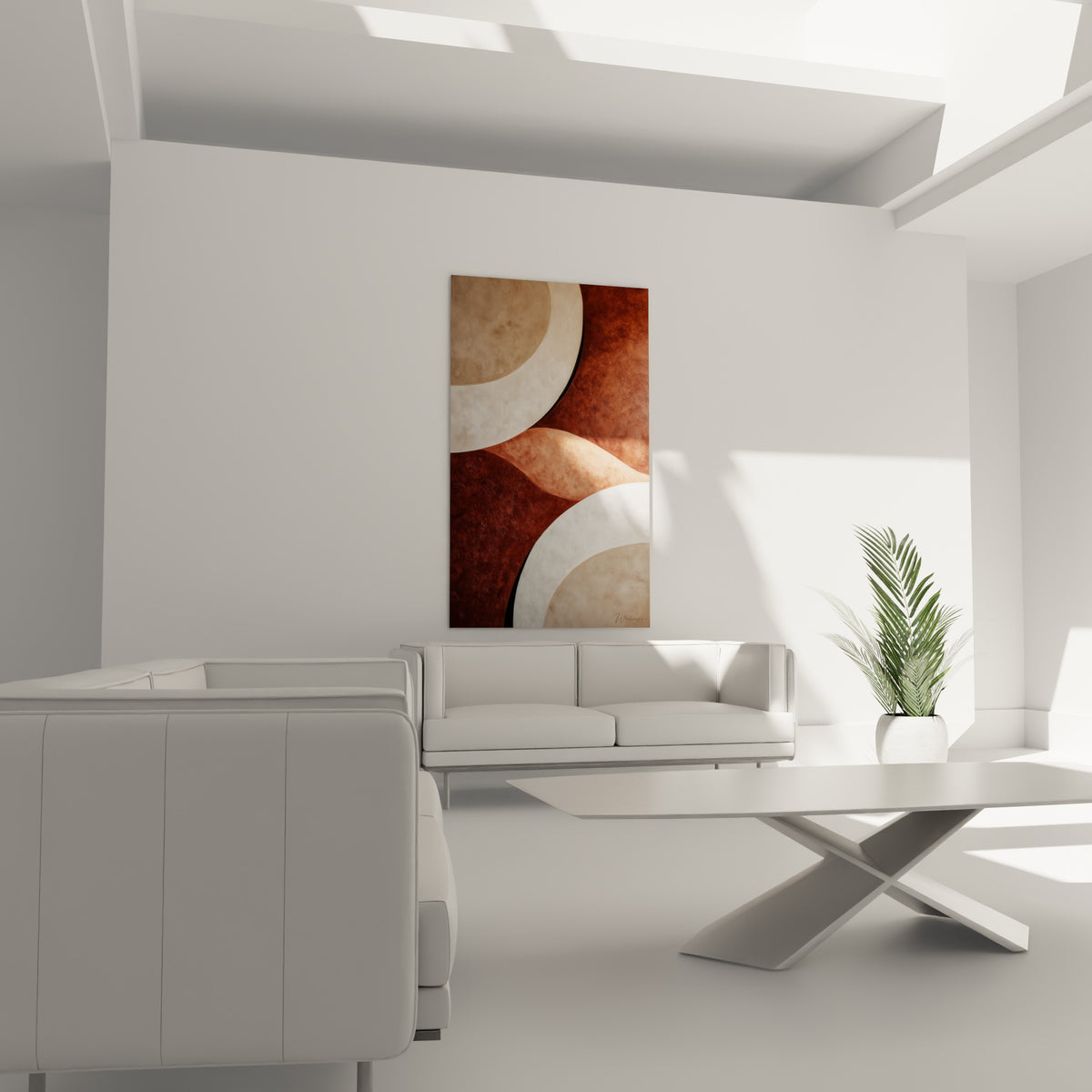 Vague ocre entre deux cercles ivoire sur fond brique, suspendue au-dessus d'un canapé dans un salon lumineux