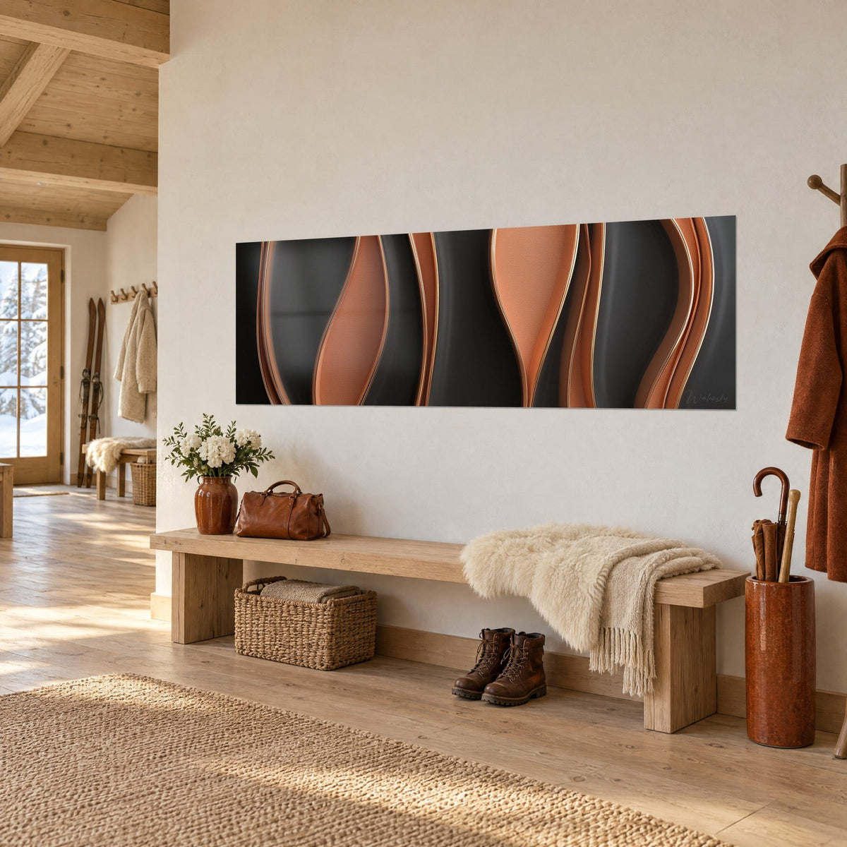 Quadro con curve fluide arancio terracotta e nero carbone, bordo metallico, su un muro bianco di chalet in legno