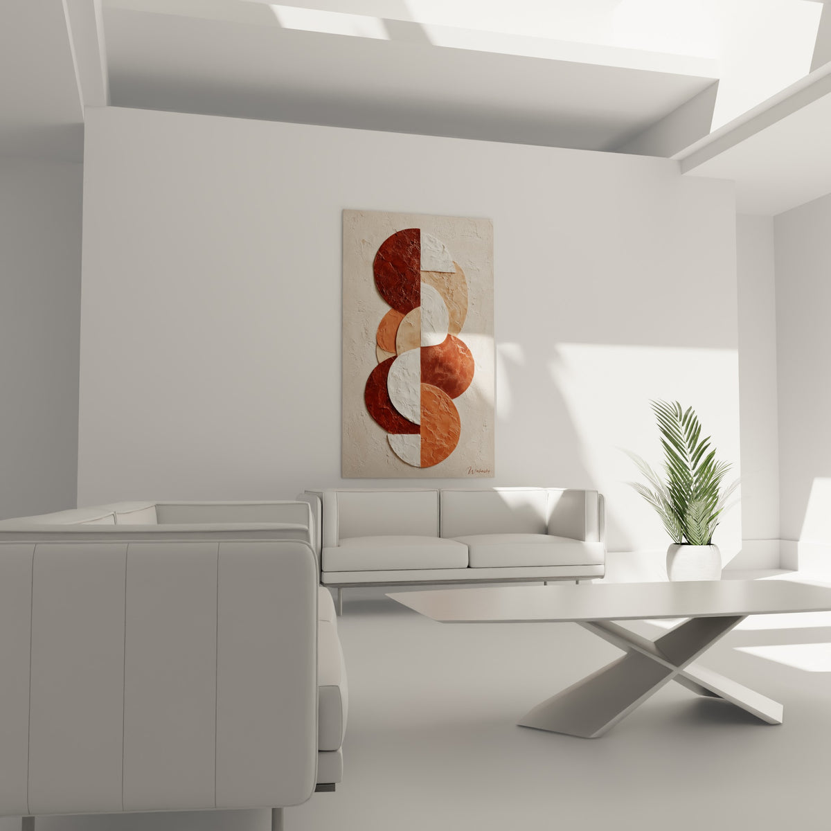Formes rondes ocre et brique empilées, disposées au-dessus d'un canapé dans un salon lumineux