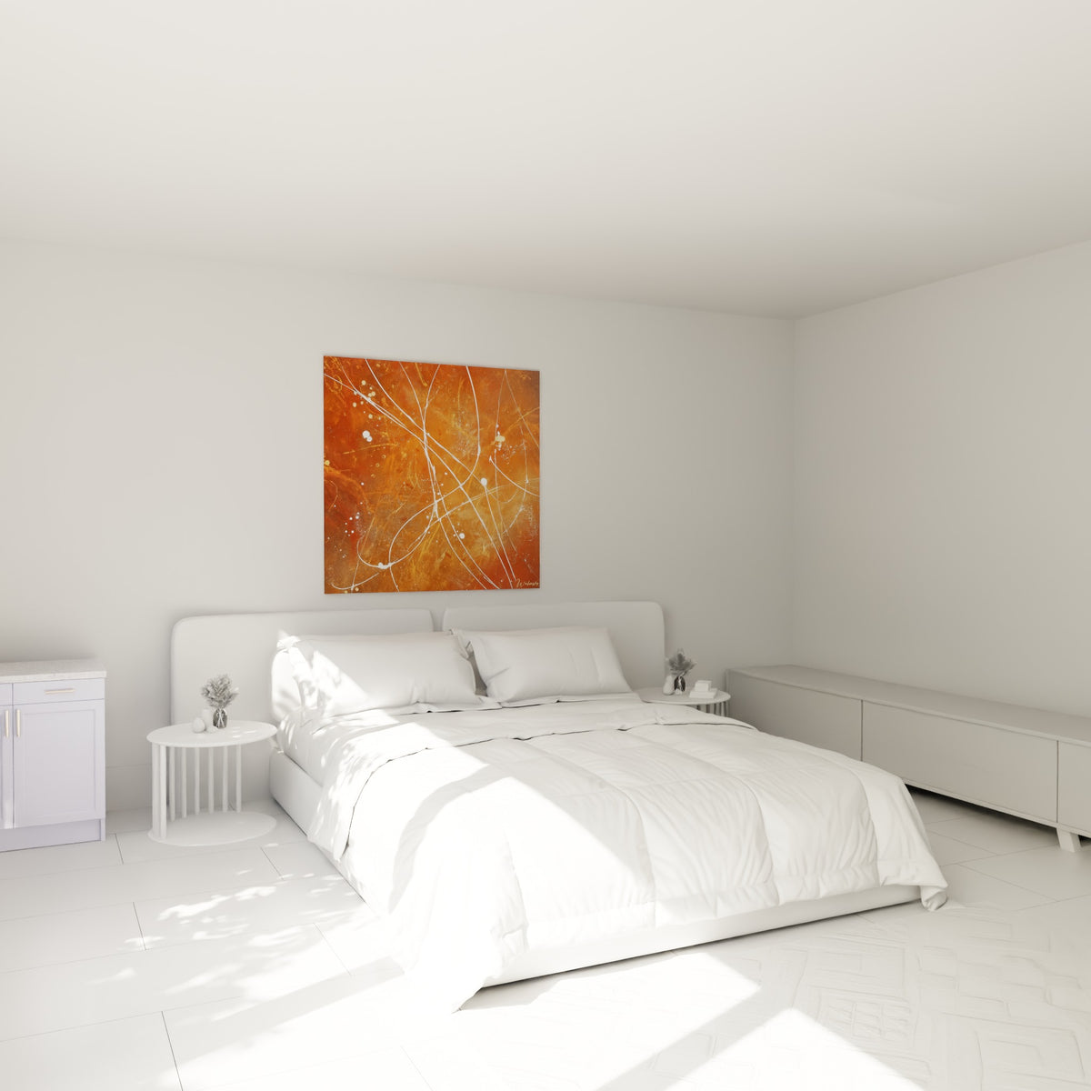 Traits blancs sinueux sur toile ocre et rouille accrochés au-dessus d'un lit dans une chambre claire
