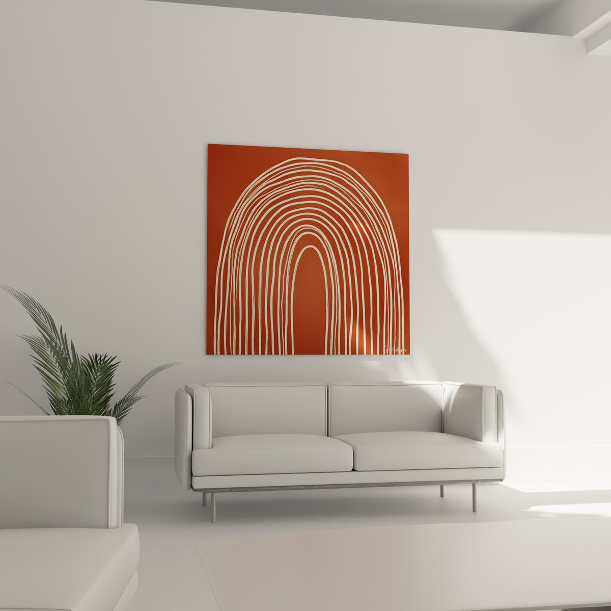 Motif arche ocre et ivoire aux traits répétés, disposé au-dessus d'un canapé dans un salon lumineux