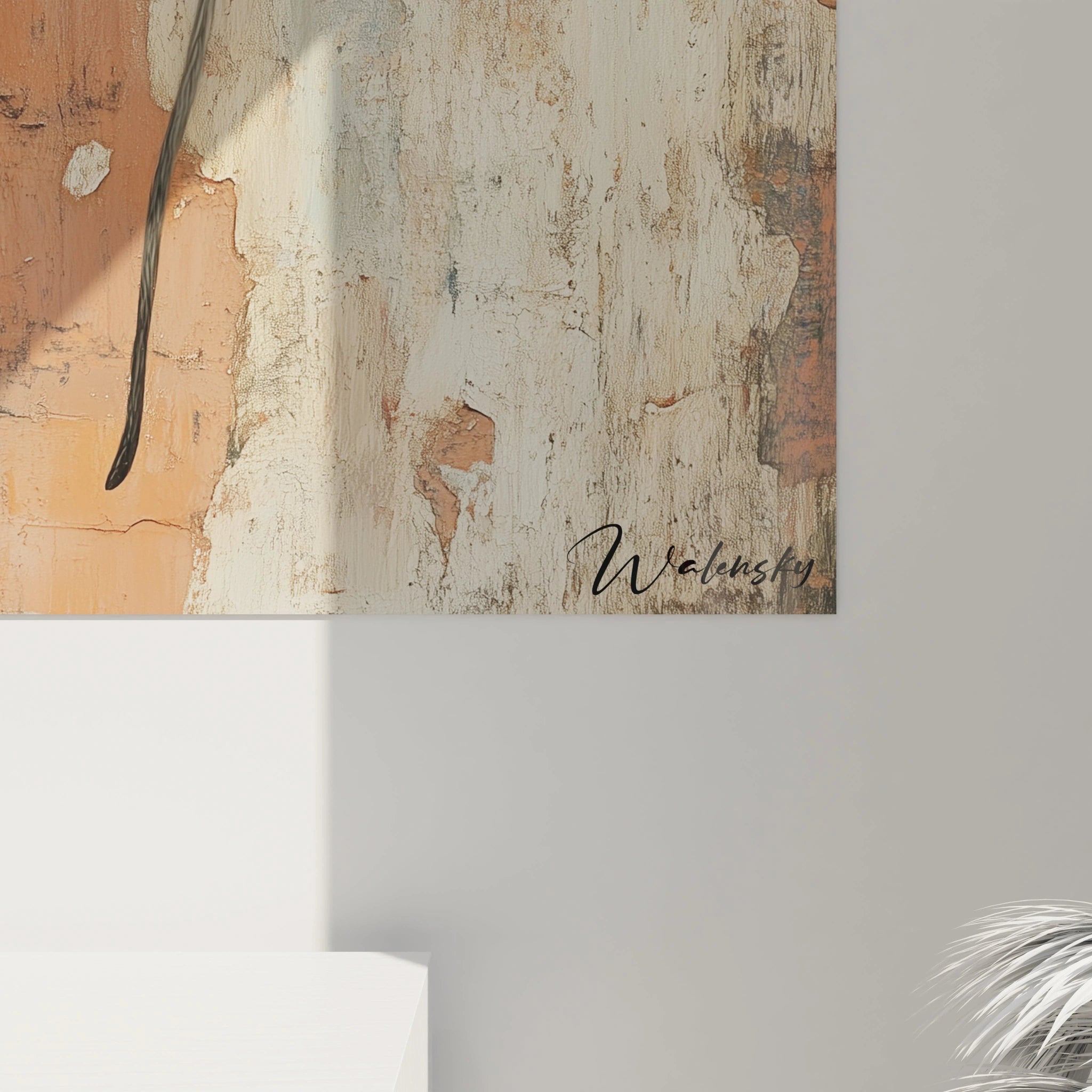 Un tableau terracotta nature montrant un singe immobile dans un cadre sombre, sur un mur aux textures patinĂ©es mĂȘlant orange, beige et blanc, avec des contrastes entre la matiĂšre et la profondeur.