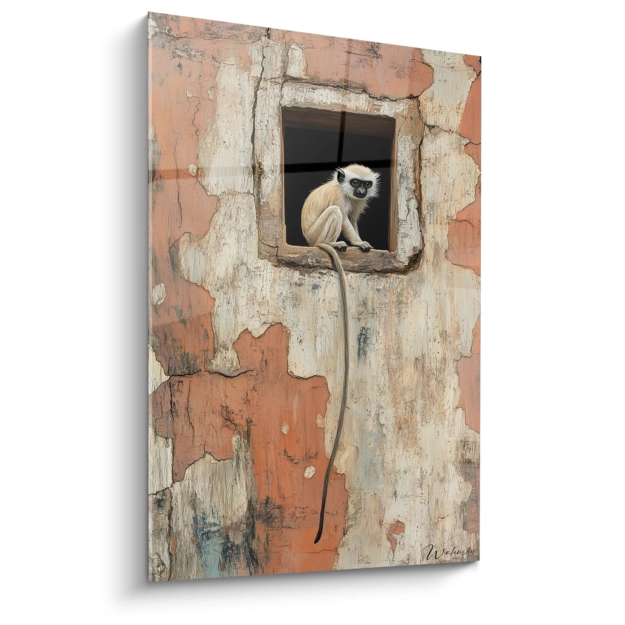 Un tableau terracotta nature reprĂ©sentant un singe au pelage beige et noir, assis dans une ouverture murale aux textures Ă©caillĂ©es. Les tons dominants sont le beige, lâorange et le noir.
