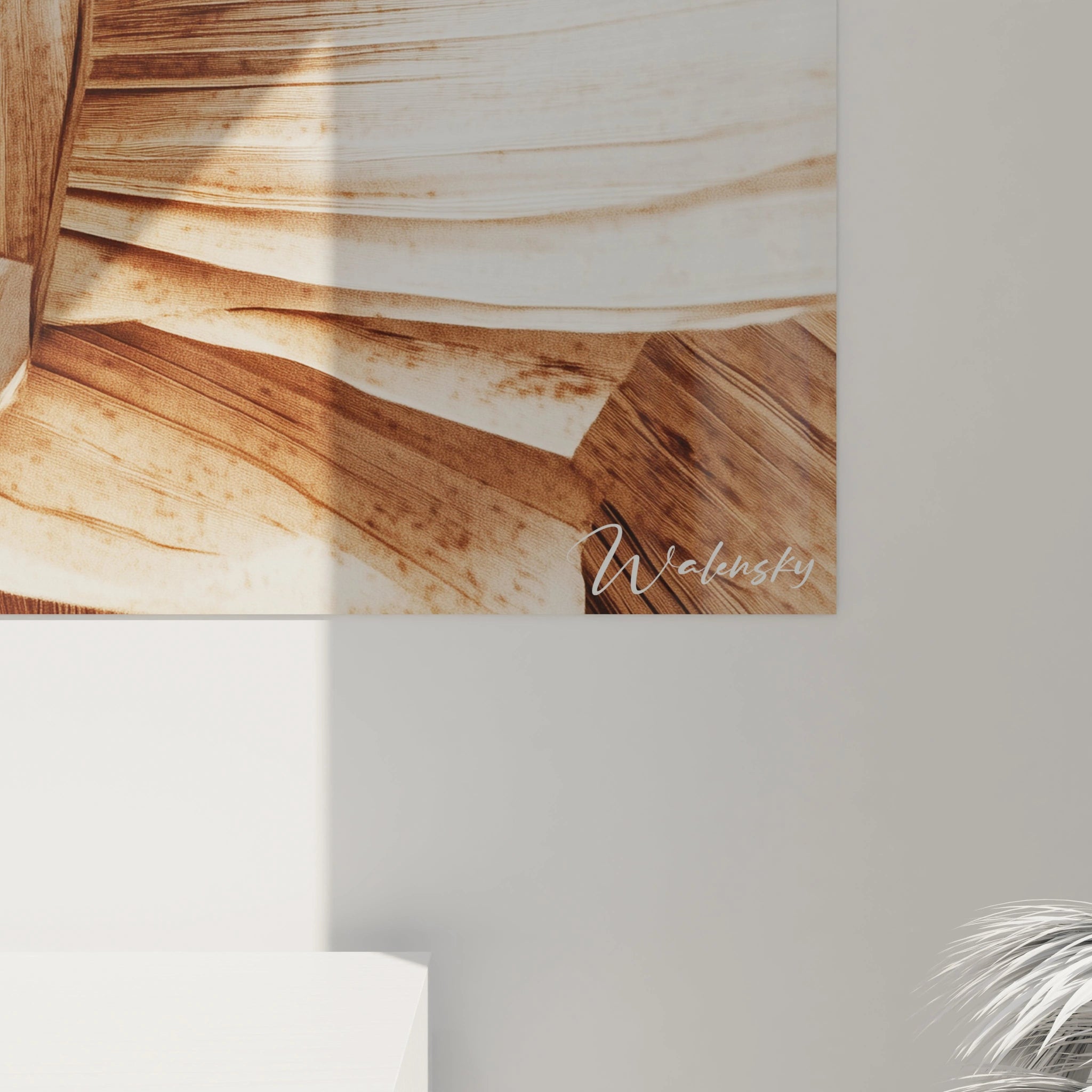 Un tableau terracotta nature composé de feuilles séchées aux couleurs beige et bronze, affichant des plis et des textures linéaires distinctes sur un fond clair et neutre.