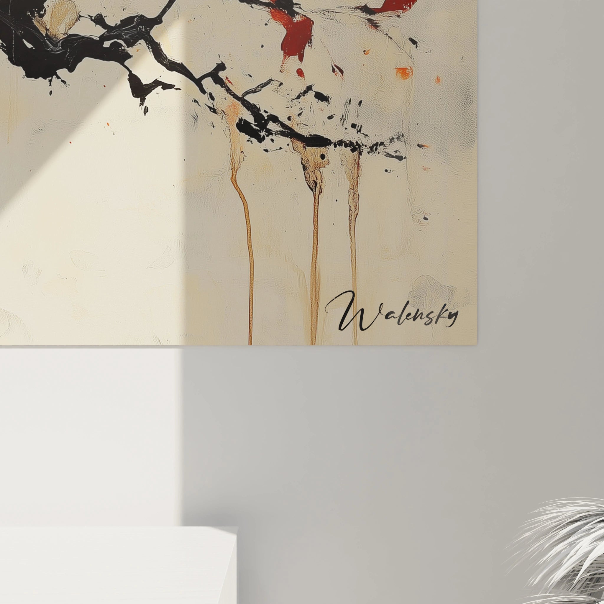 Un tableau terracotta nature abstrait composé d’une branche noire stylisée, d’aplats et projections rouge et orange, sur un arrière-plan beige texturé, agrémenté d’effets de coulures et superpositions.