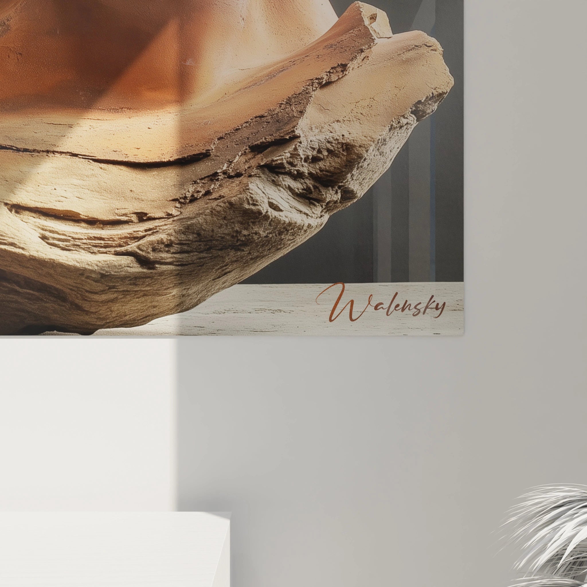 Ce tableau terracotta nature montre des éléments sculptés en argile, avec des teintes de beige, marron et orange. Les textures varient entre zones rugueuses et surfaces plus lisses, créant des jeux de lumière.