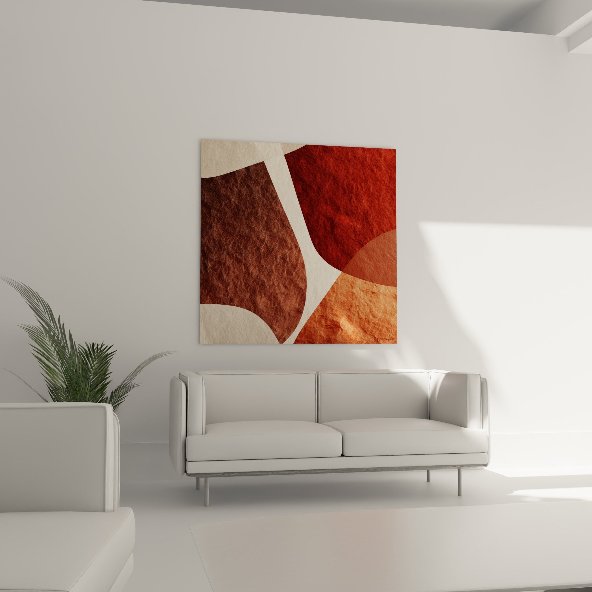 Composition abstraite ocre et rouge brique aux textures froissées, au-dessus d'un canapé dans un salon lumineux