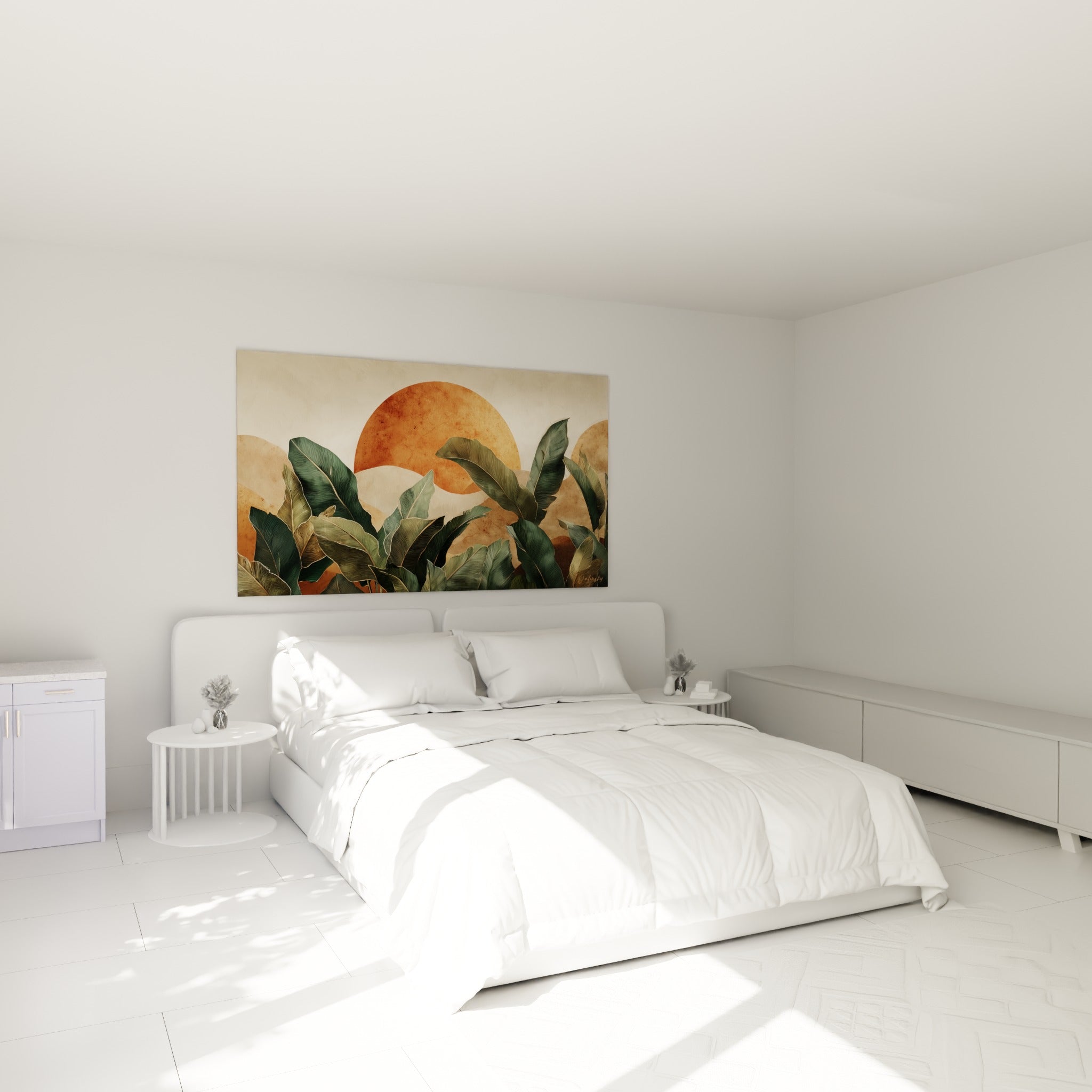 Feuillage tropical vert et soleil terracotta accrochés au-dessus d'un lit dans une chambre claire