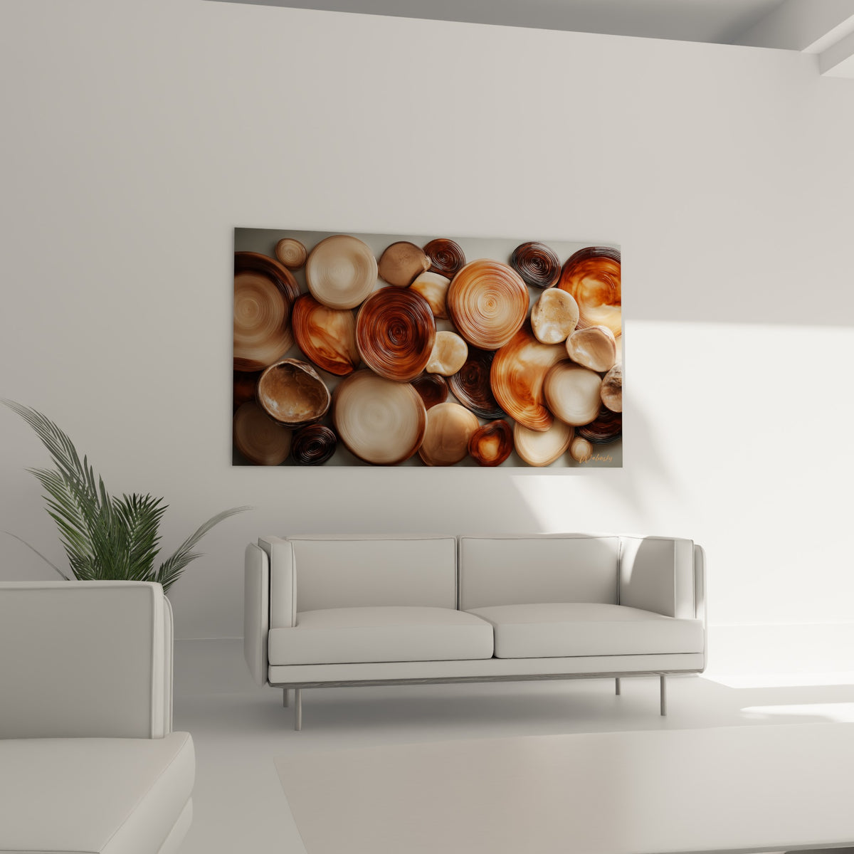Composition de pierres brunes et cuivrées aux textures polies suspendue au-dessus d'un canapé dans un salon lumineux