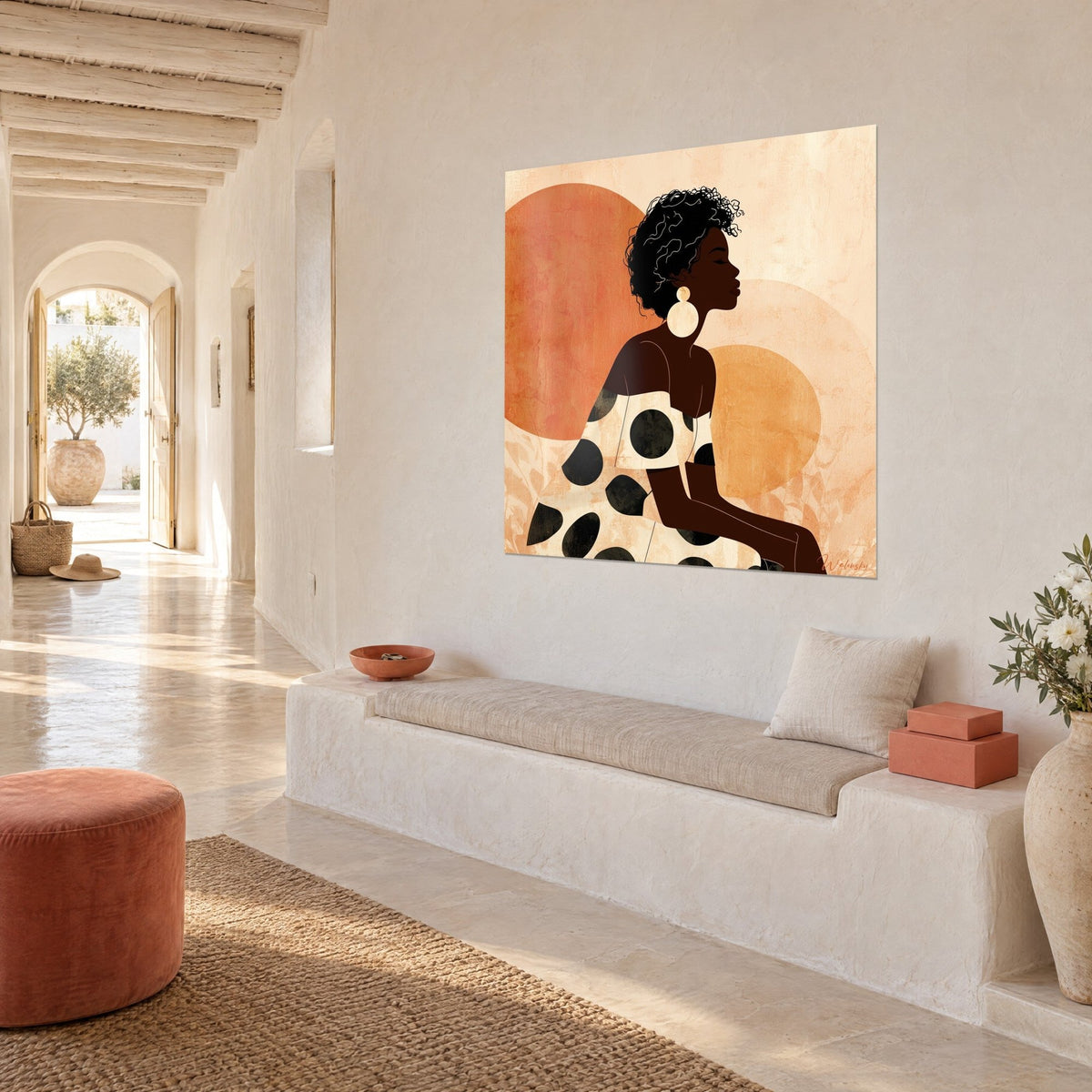 Tableau silhouette féminine aux boucles noires et aux épaules nues, soleils orange et ocre sur fond crème, mur blanc d'une maison méditerranéenne