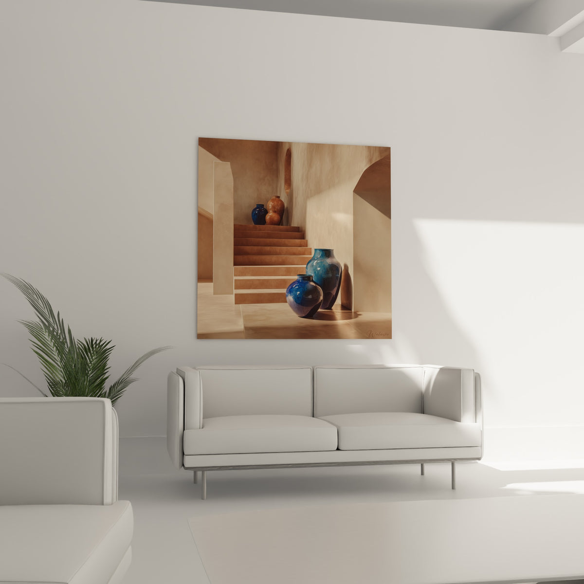 Céramiques terracotta et bleu profond alignées sur un escalier, au-dessus d'un canapé dans un salon lumineux