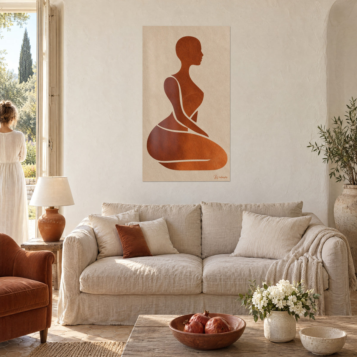 Tableau silhouette féminine agenouillée en terracotta sur fond beige, courbes stylisées, au-dessus d'un canapé dans un salon lumineux