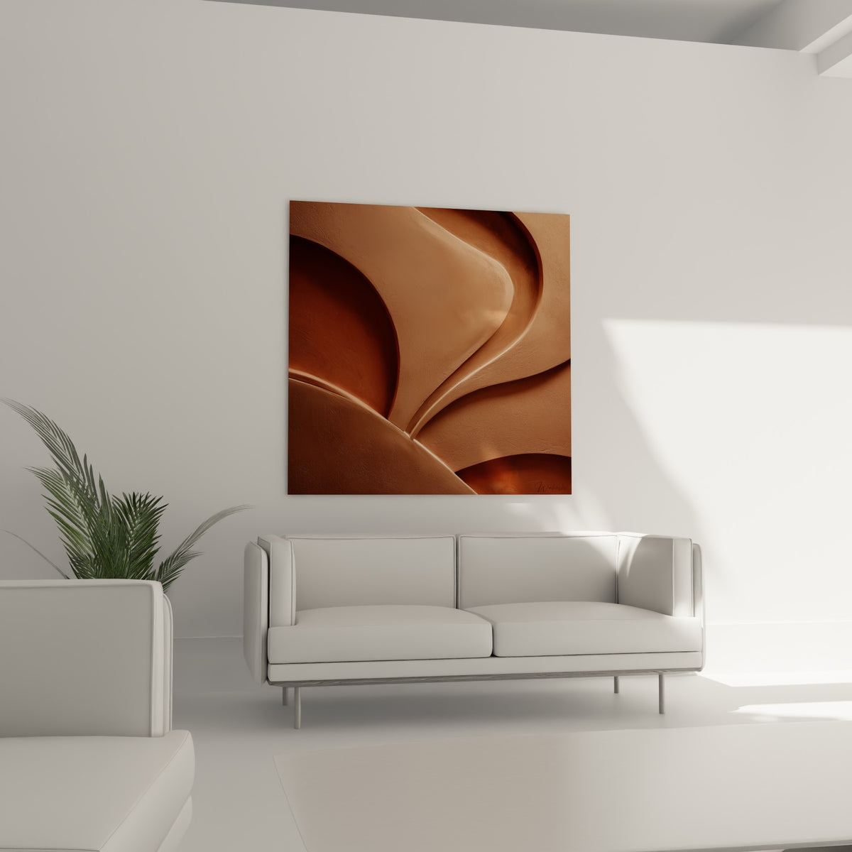 Vagues terracotta et cuivrées d'une œuvre abstraite disposée au-dessus d'un canapé dans un salon lumineux